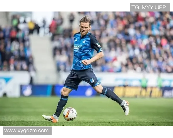 聚焦当代足球运动员成长历程与赛场巅峰荣耀全面解析的深度报道篇